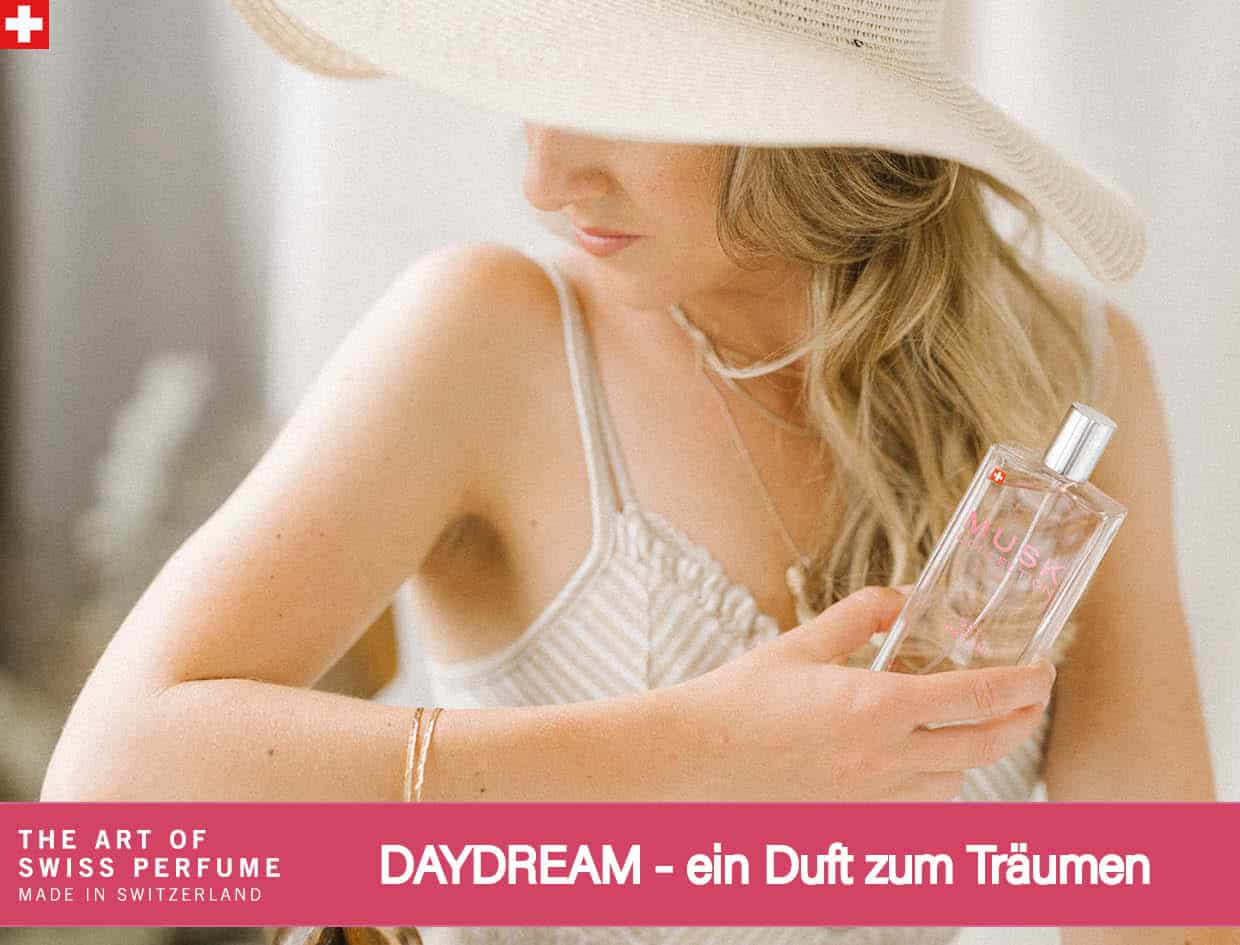 Titelbild Website Daydream Parfum Und Hut Mit Text